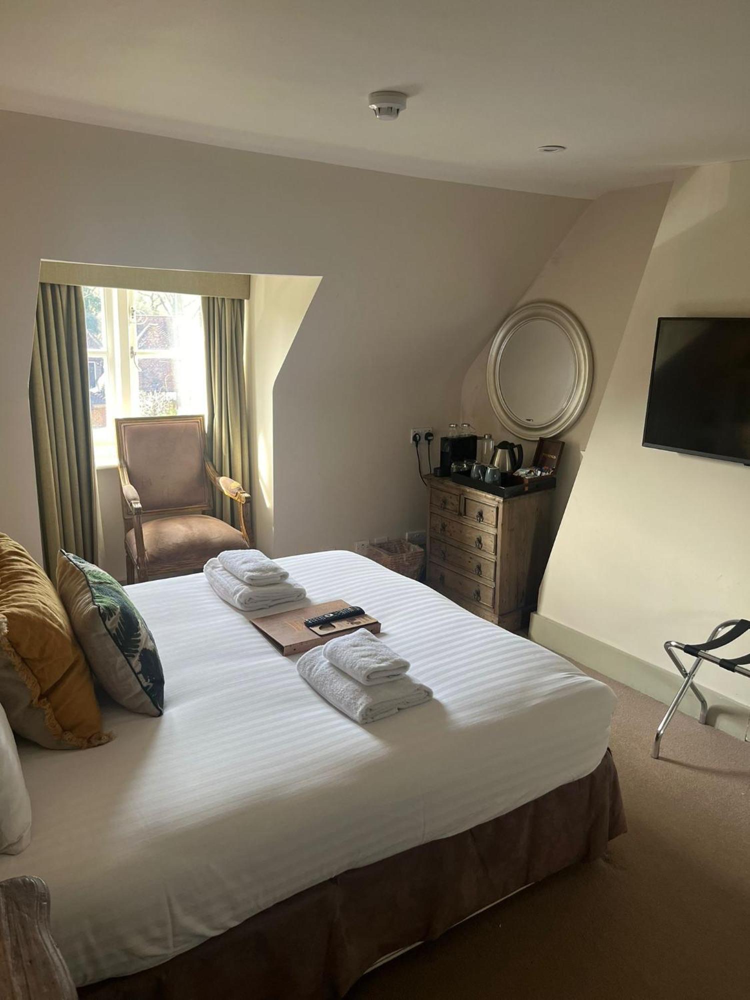 The Swan Inn Chiddingfold Ruang foto
